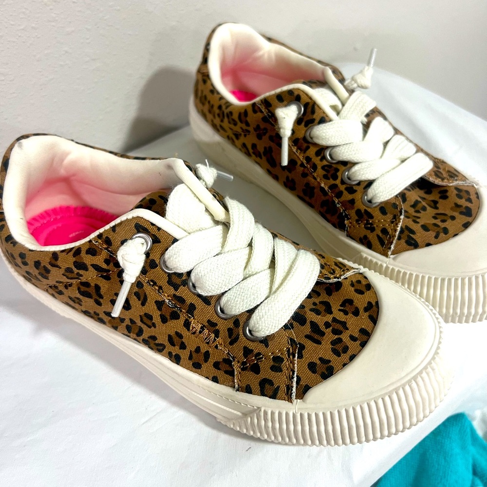 Jellypop Energy leopard sneakers.